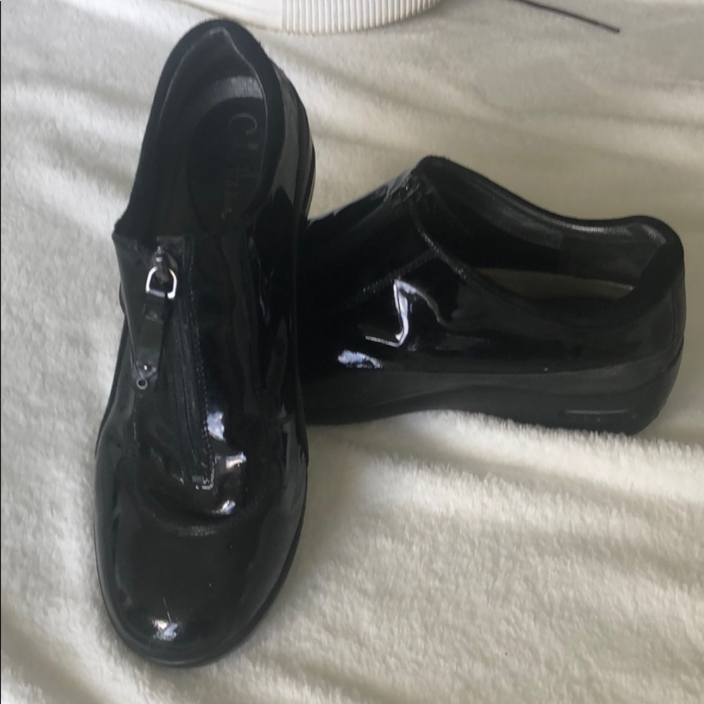 Patient leather Shoes with a front zipper